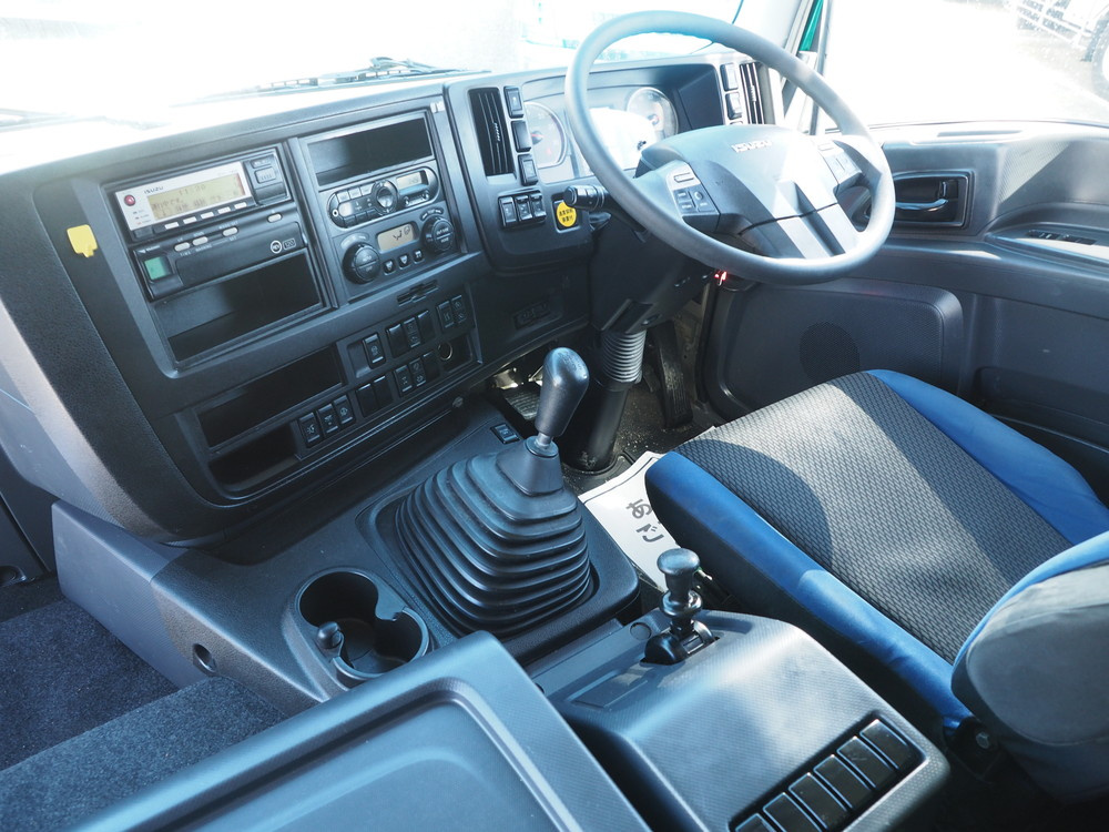いすゞ ギガ ウイング車 大型 QKG-CYJ77B 年式 H28[写真19]