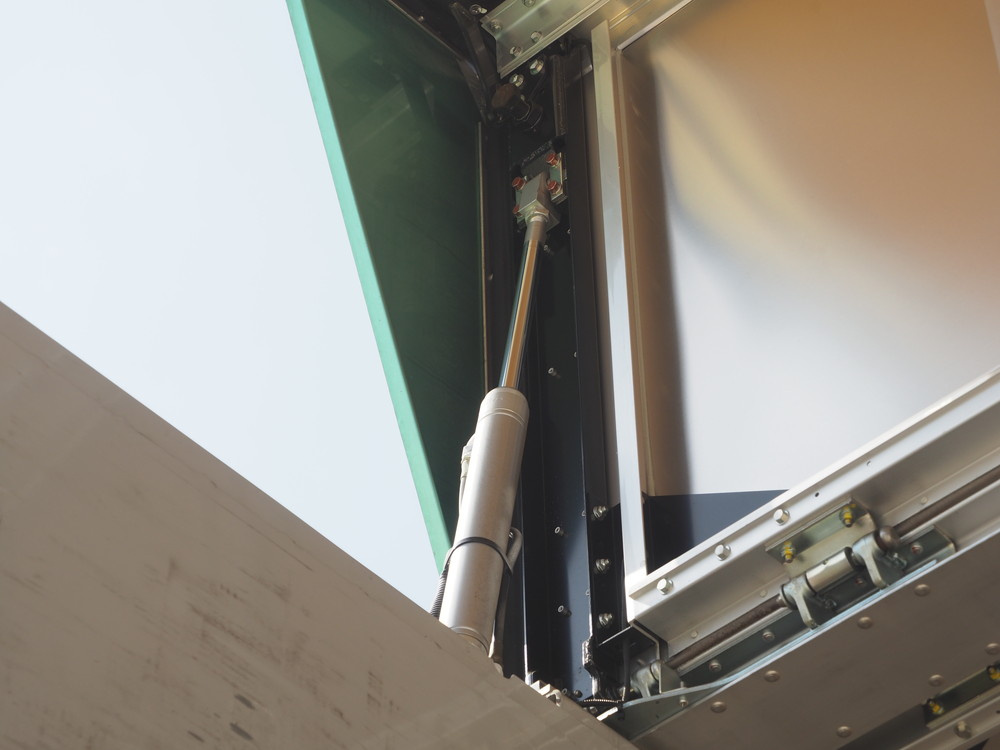 いすゞ ギガ ウイング車 大型 QKG-CYJ77A 年式 H27[写真20]