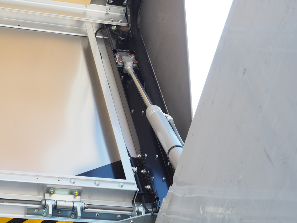 いすゞ ギガ ウイング車 大型 QKG-CYJ77A 年式 H27[写真15]