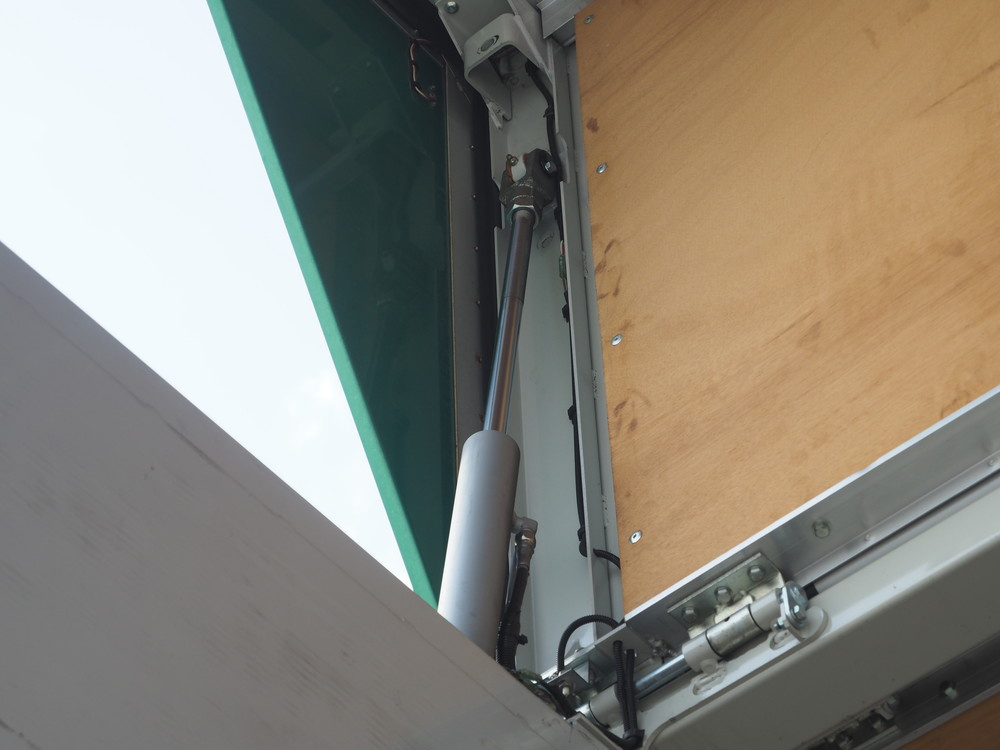 いすゞ ギガ ウイング車 大型 QKG-CYJ77A 年式 H27[写真17]