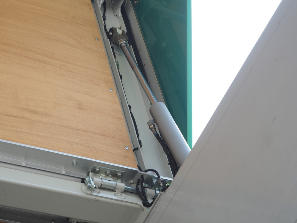 いすゞ ギガ ウイング車 大型 QKG-CYJ77A 年式 H27[写真12]