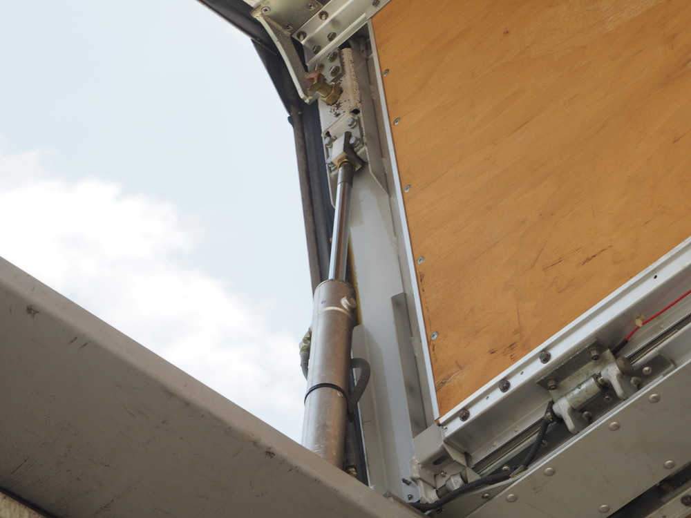 いすゞ ギガ ウイング車 大型 PDG-CYJ77W8 年式 H20[写真15]