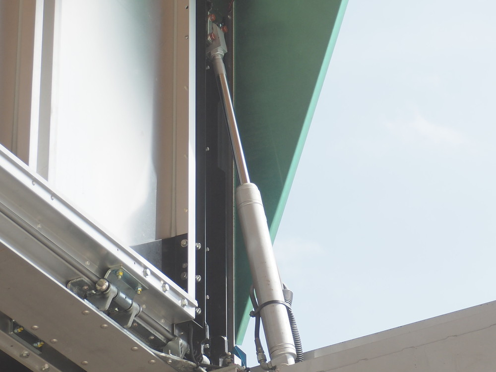 いすゞ ギガ ウイング車 大型 QKG-CYJ77A 年式 H27[写真16]