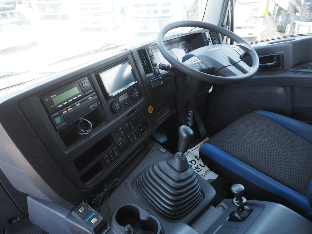 いすゞ ギガ ウイング車 大型 QKG-CYJ77B 年式 H28[写真38]