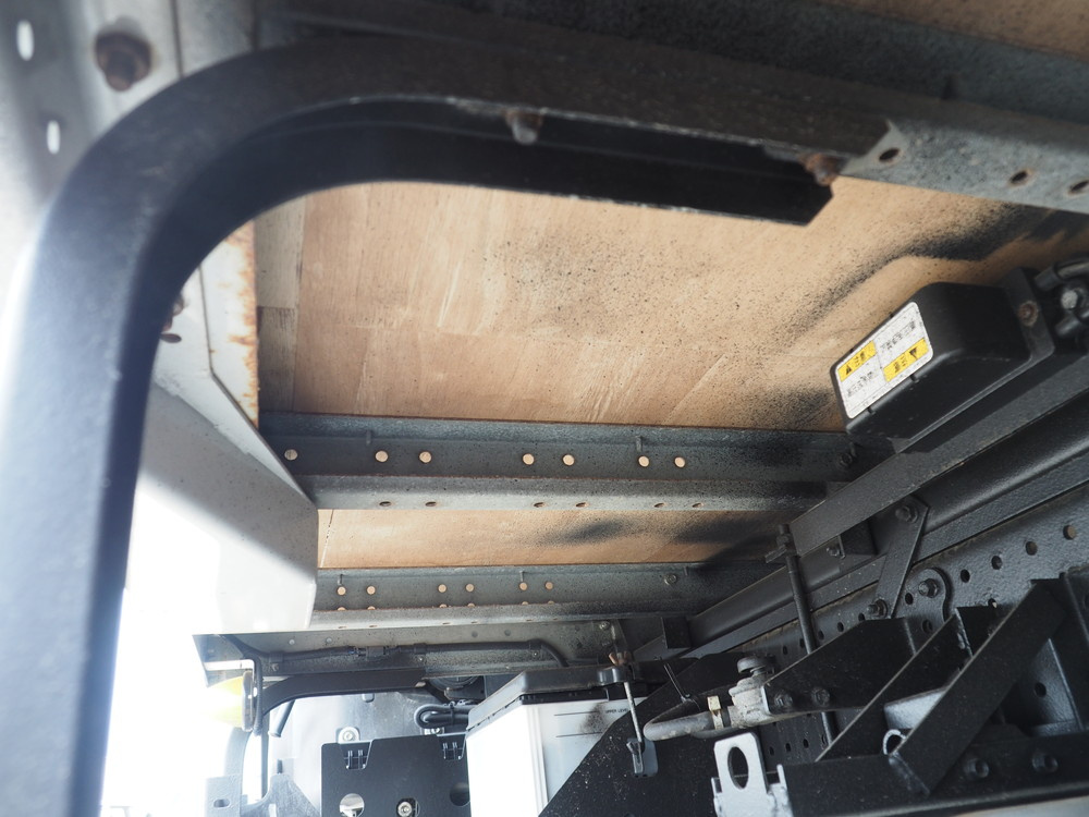 いすゞ エルフ バン車 小型 TRG-NPR85AN 年式 H29[写真48]