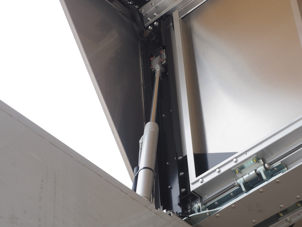 いすゞ ギガ ウイング車 大型 QKG-CYJ77B 年式 H28[写真20]