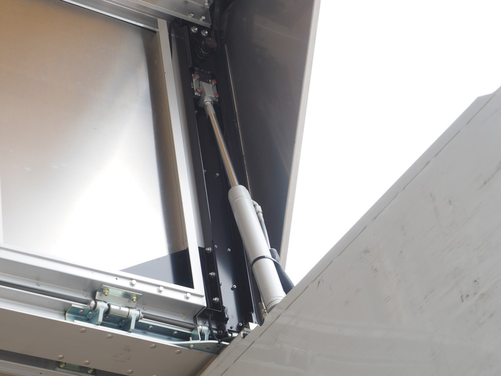 いすゞ ギガ ウイング車 大型 QKG-CYJ77B 年式 H28[写真14]