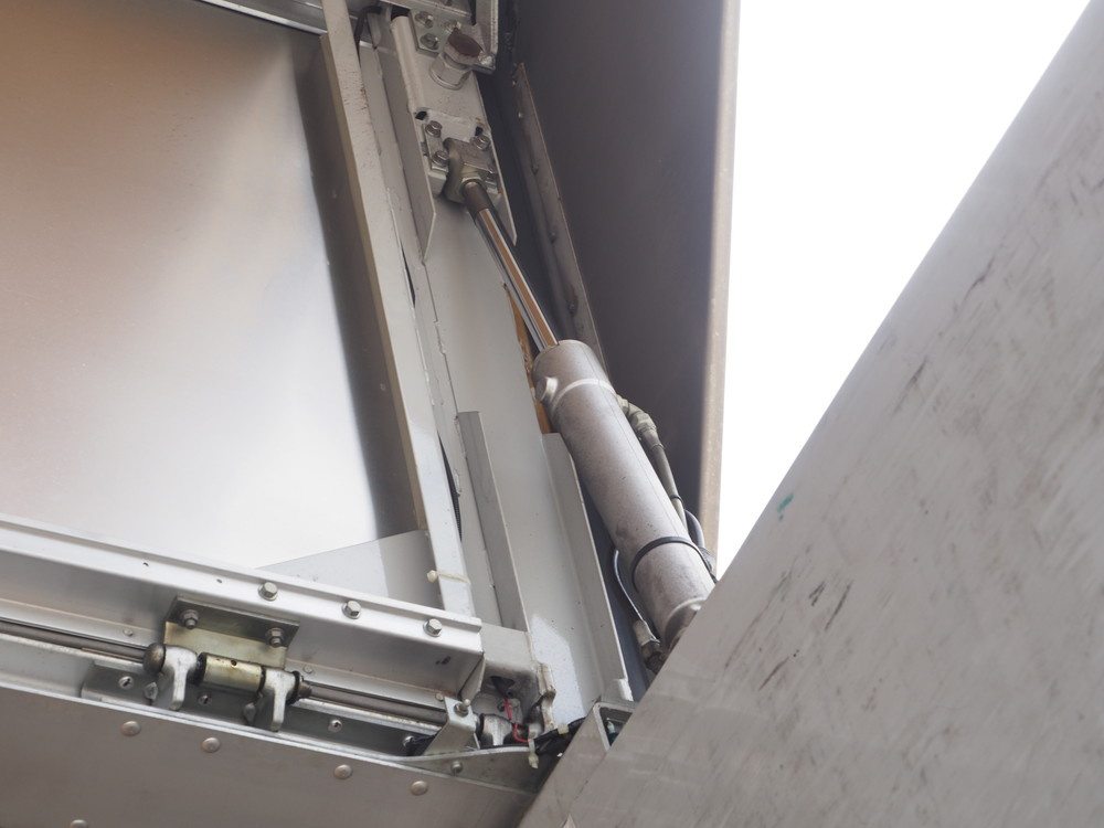 いすゞ ギガ ウイング車 大型 PDG-CYJ77W8 年式 H20[写真12]