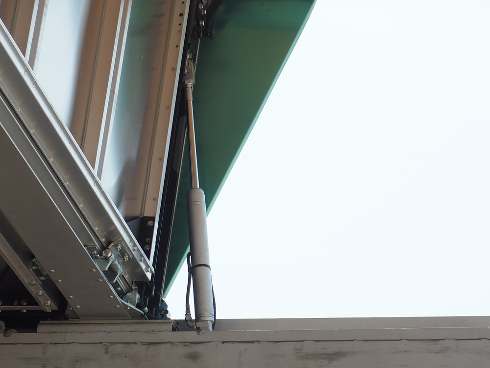 いすゞ ギガ ウイング車 大型 QPG-CYJ77B 年式 H28[写真12]