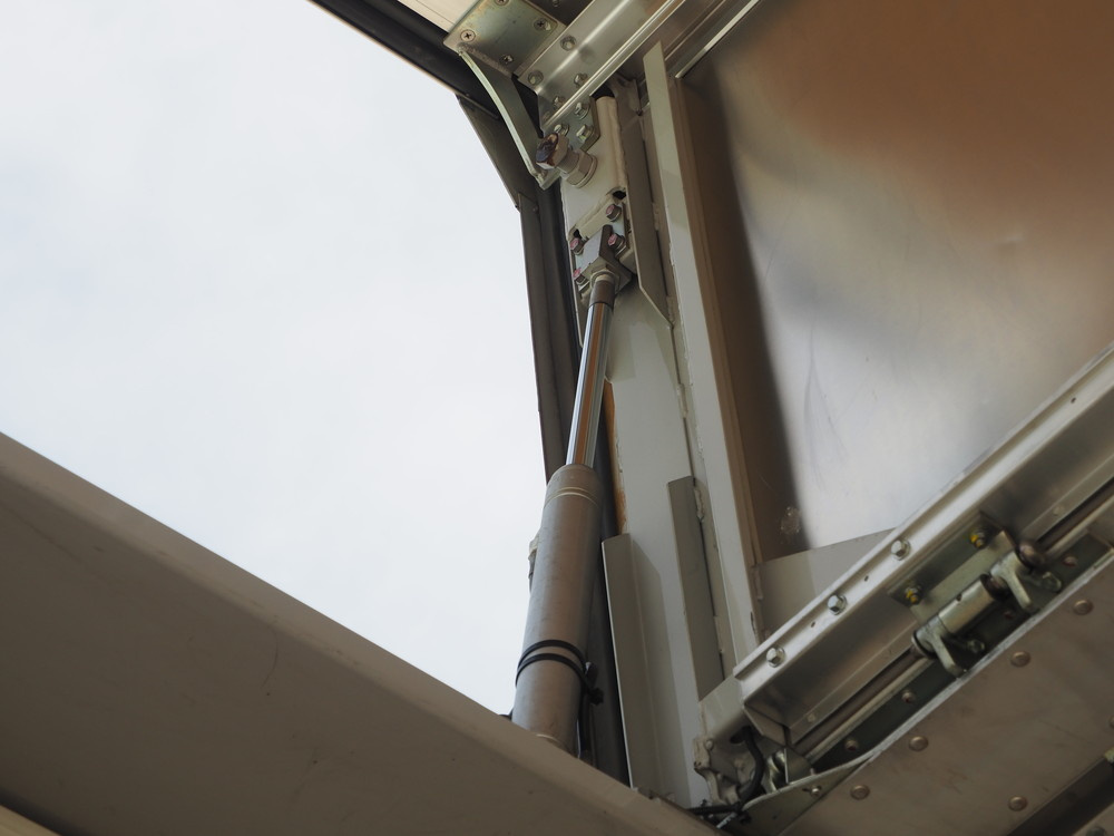 いすゞ ギガ ウイング車 大型 QKG-CYJ77A 年式 H26[写真12]