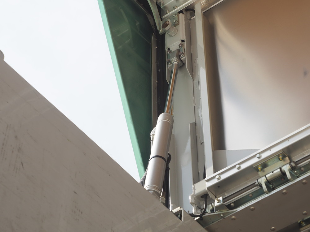 いすゞ ギガ ウイング車 大型 QKG-CYJ77A 年式 H26[写真16]