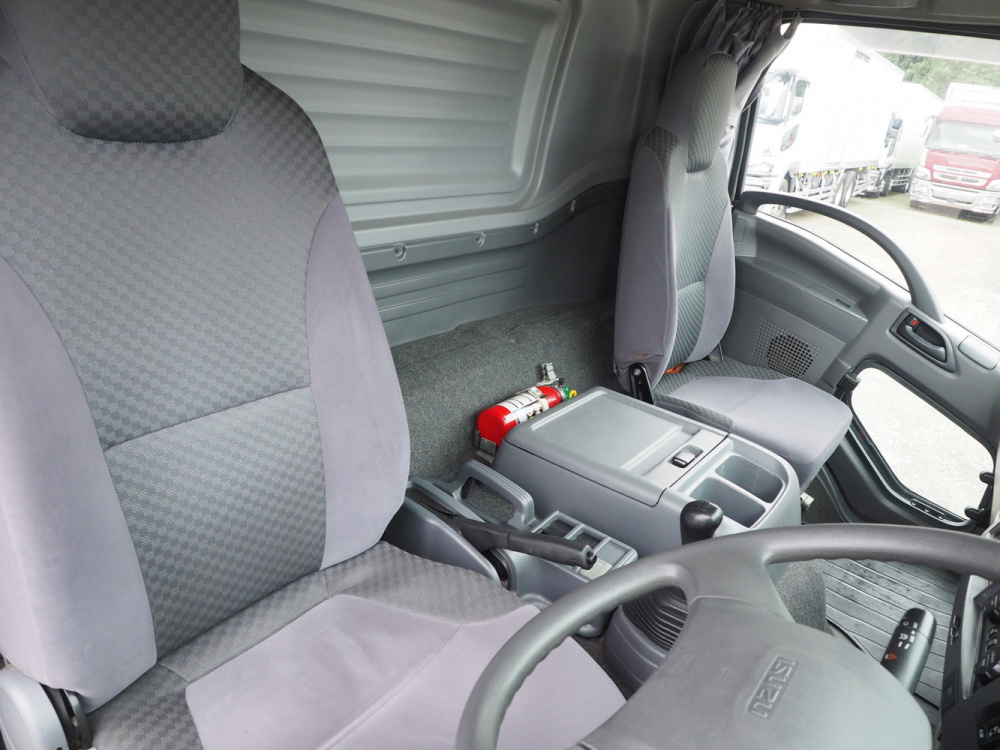 いすゞ フォワード 冷凍バン 中型 TKG-FRR90T2 年式 H27[写真30]