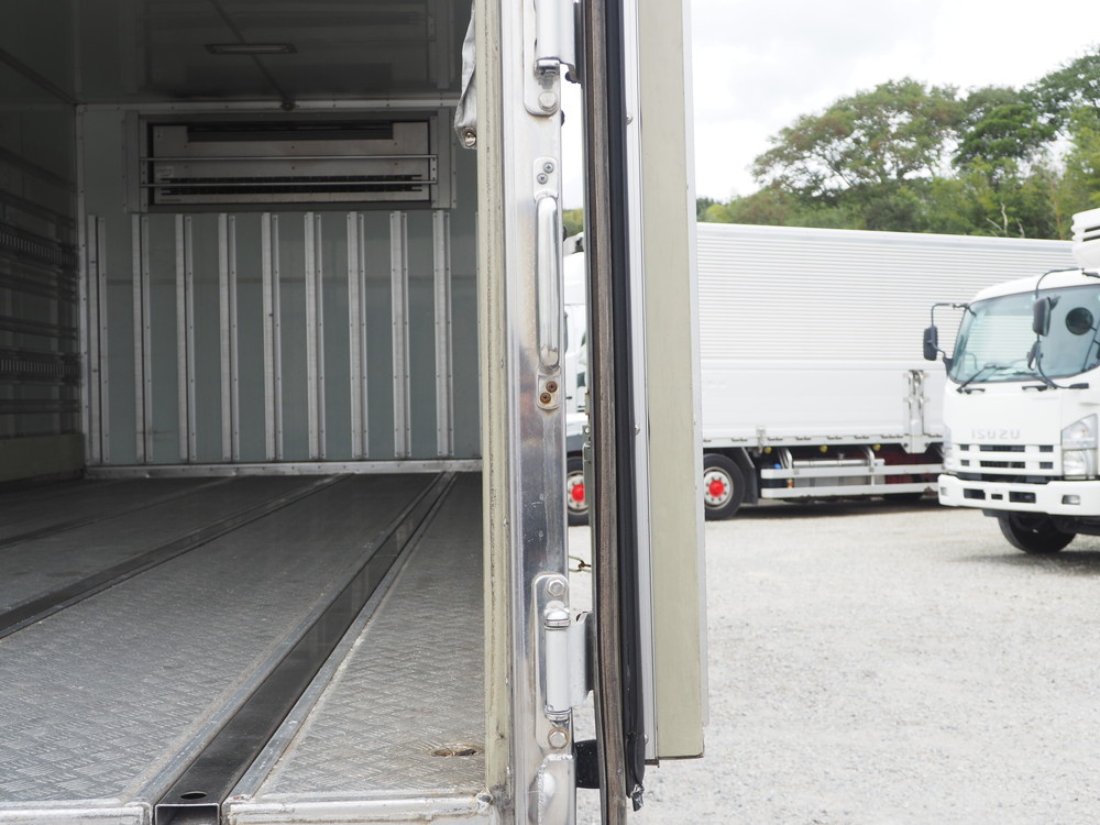 いすゞ フォワード 冷凍バン 中型 PKG-FRR90T2 年式 H21[写真24]