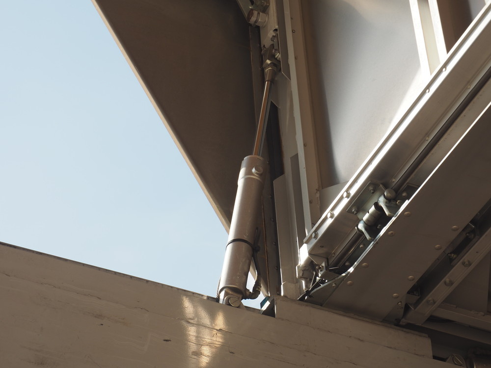 いすゞ ギガ ウイング車 大型 LKG-CYJ77A 年式 H24[写真16]