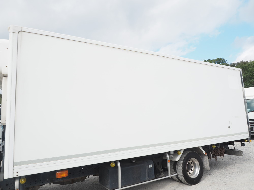 いすゞ フォワード 冷凍バン 中型 TKG-FRR90T2 年式 H27[写真16]