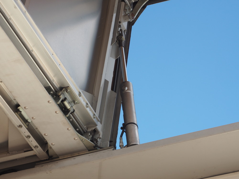 いすゞ ギガ ウイング車 大型 PDG-CYJ77W8 年式 H22[写真20]