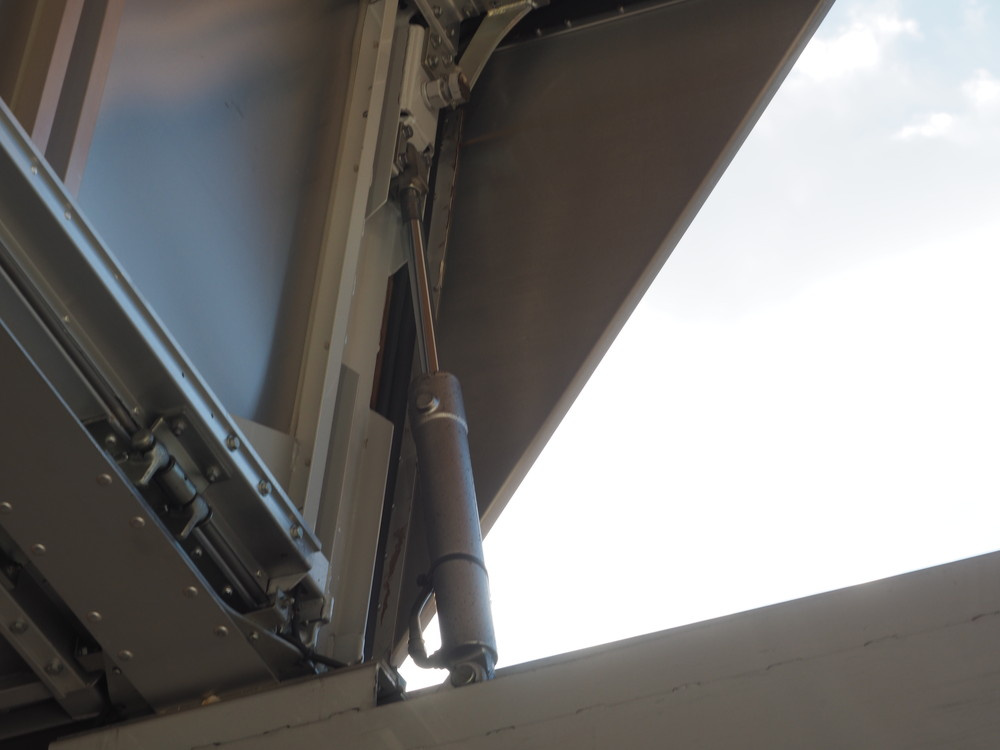 いすゞ ギガ ウイング車 大型 PDG-CYJ77W8 年式 H22[写真13]