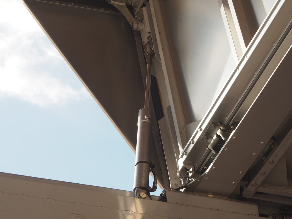 いすゞ ギガ ウイング車 大型 PDG-CYJ77W8 年式 H22[写真19]