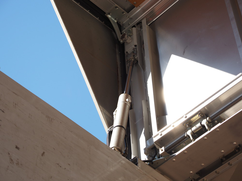 いすゞ ギガ ウイング車 大型 LKG-CYJ77A 年式 H23[写真18]