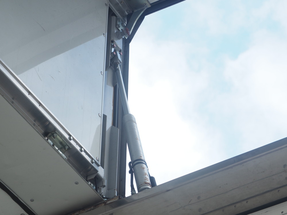 いすゞ ギガ 冷凍ウイング 大型 QKG-CYJ77A 年式 H26[写真23]