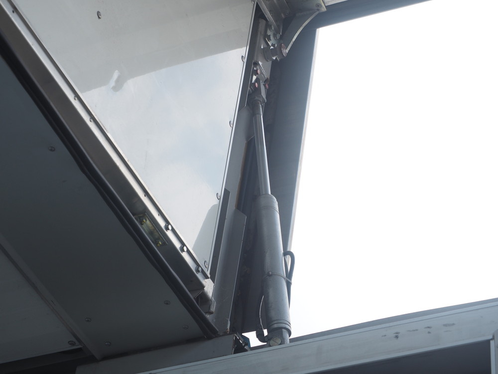 いすゞ ギガ 冷凍ウイング 大型 QKG-CYJ77A 年式 H26[写真14]