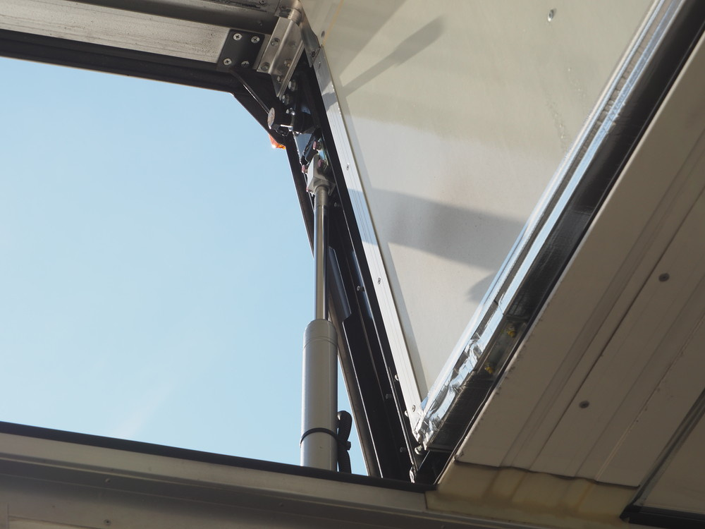 いすゞ ギガ 冷凍ウイング 大型 QKG-CYJ77B 年式 H28[写真16]