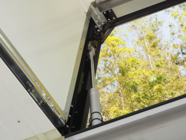 いすゞ ギガ 冷凍ウイング 大型 QKG-CYJ77B 年式 H28 [写真17]