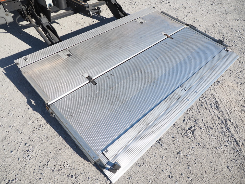 いすゞ フォワード 冷凍バン 中型 TKG-FRR90T2 年式 H28[写真26]