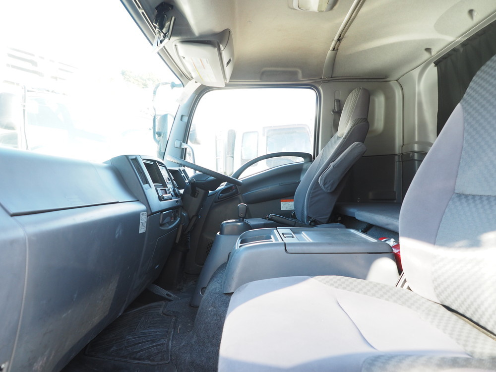 いすゞ フォワード 冷凍バン 中型 TKG-FRR90T2 年式 H28[写真40]