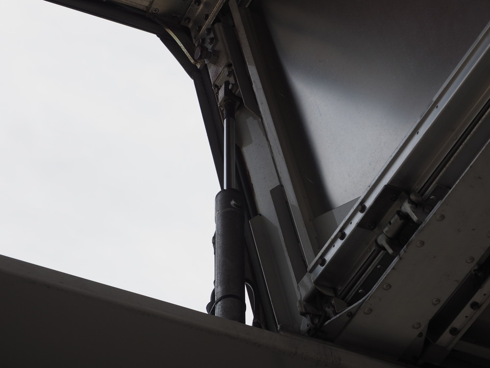 いすゞ ギガ ウイング車 大型 PDG-CYJ77W8 年式 H19[写真11]