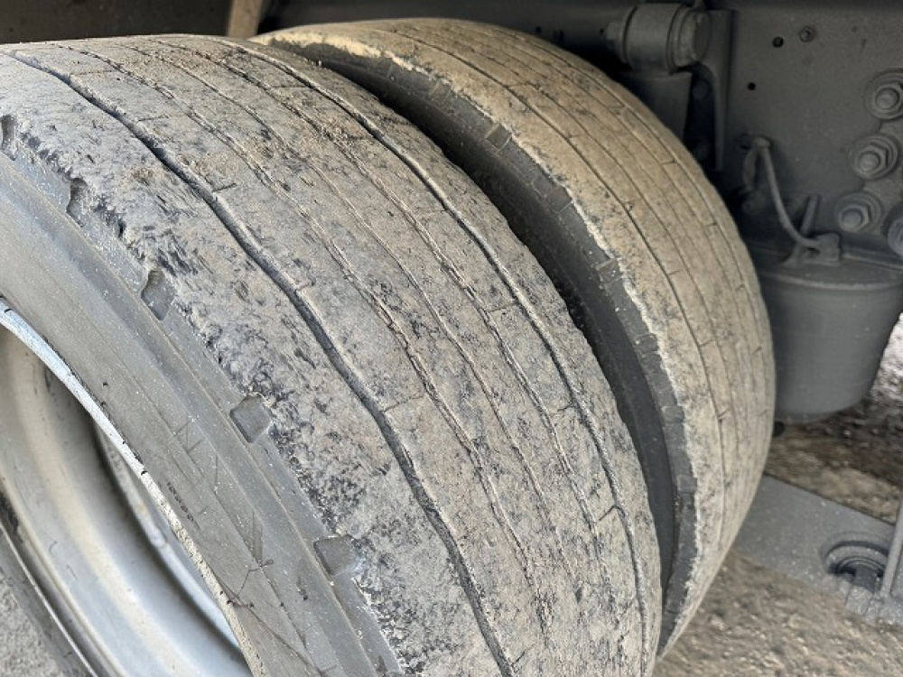 いすゞ ギガ ウイング車 大型 QKG-CYJ77A 年式 H27[写真24]