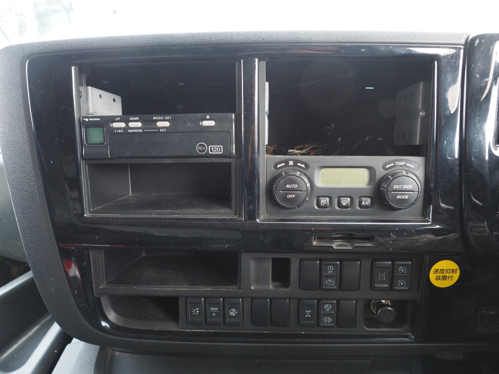 いすゞ ギガ ウイング車 大型 QPG-CYJ77B 年式 H28[写真40]