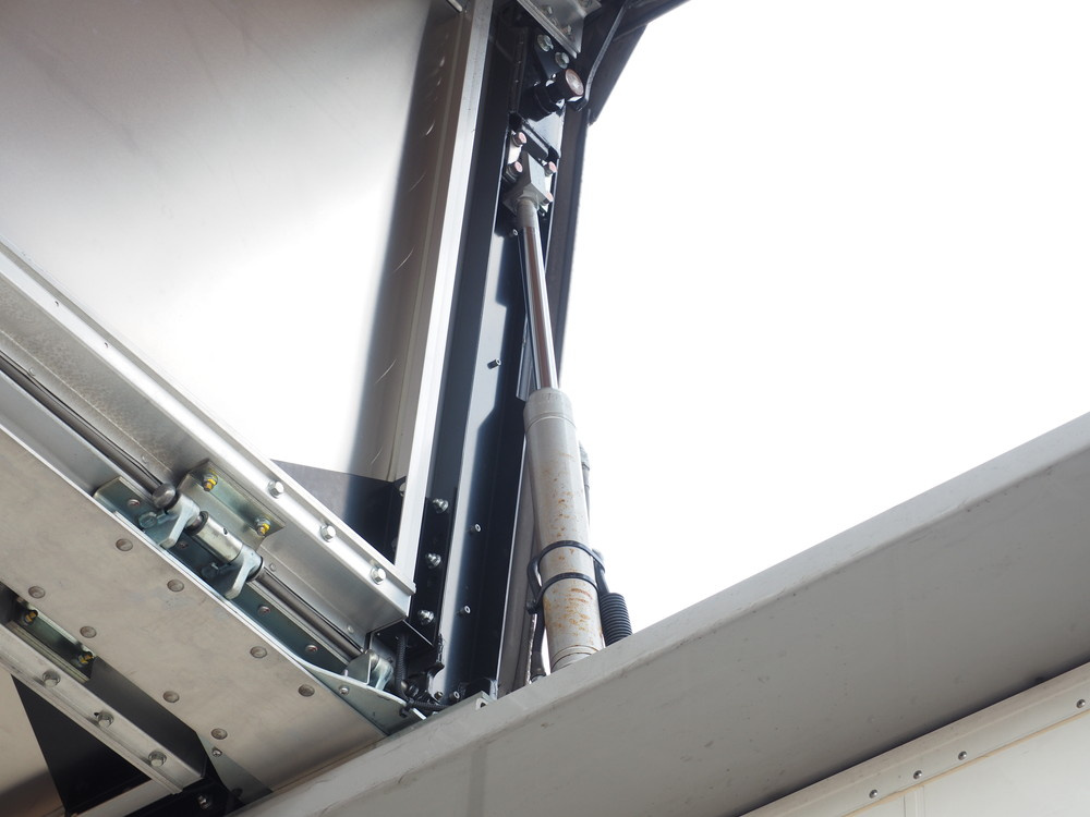 いすゞ ギガ ウイング車 大型 QKG-CYJ77A 年式 H27[写真15]