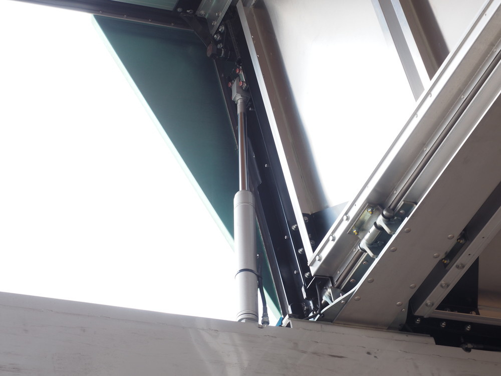 いすゞ ギガ ウイング車 大型 QKG-CYJ77A 年式 H27[写真14]