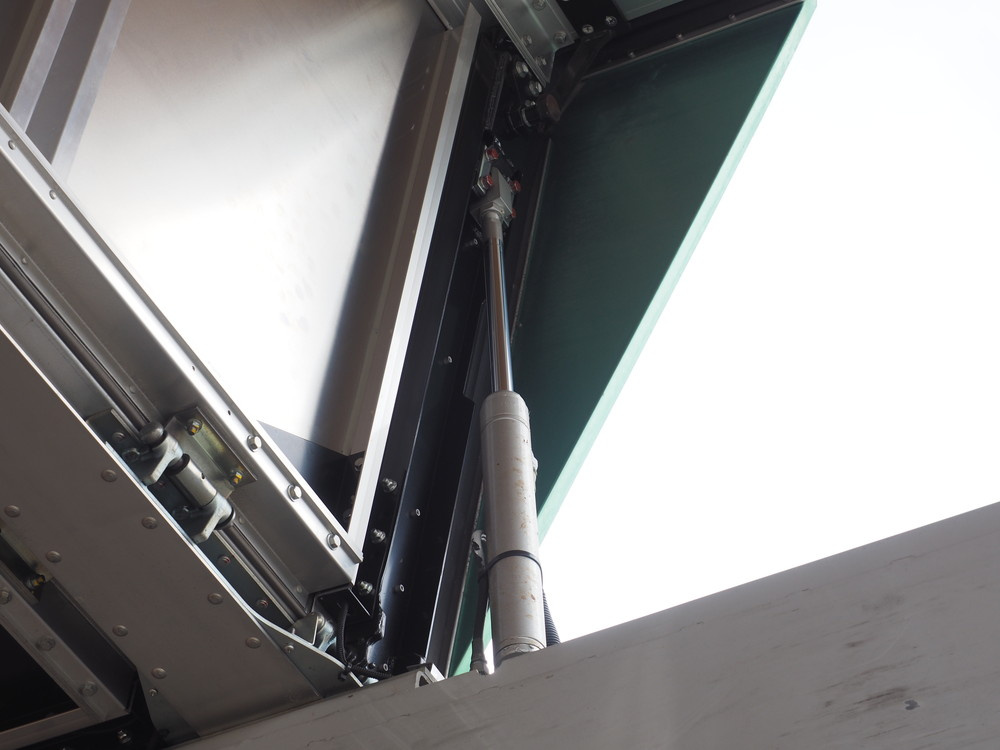 いすゞ ギガ ウイング車 大型 QKG-CYJ77A 年式 H27[写真09]