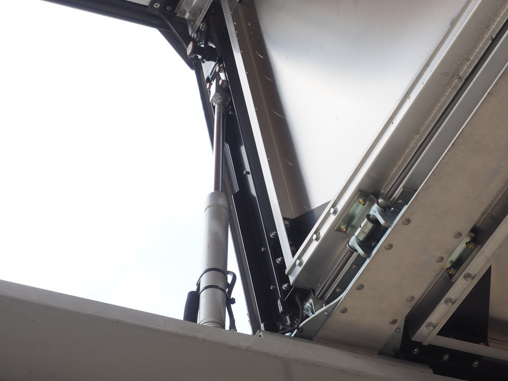 いすゞ ギガ ウイング車 大型 QKG-CYJ77A 年式 H27[写真10]