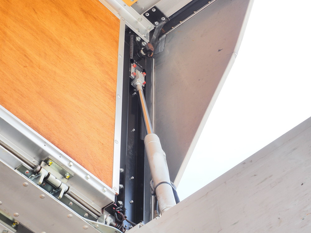 いすゞ ギガ ウイング車 大型 QKG-CYJ77A 年式 H27[写真11]