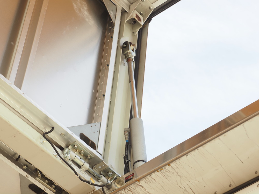 いすゞ ギガ ウイング車 大型 QKG-CYJ77A 年式 H27[写真20]