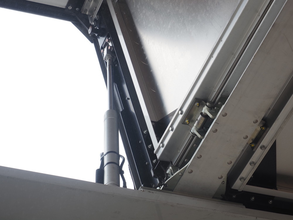 いすゞ ギガ ウイング車 大型 QKG-CYJ77A 年式 H28[写真09]