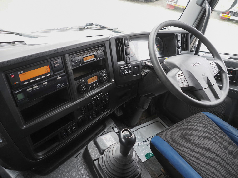 いすゞ ギガ ウイング車 大型 QPG-CYJ77B 年式 H28[写真29]
