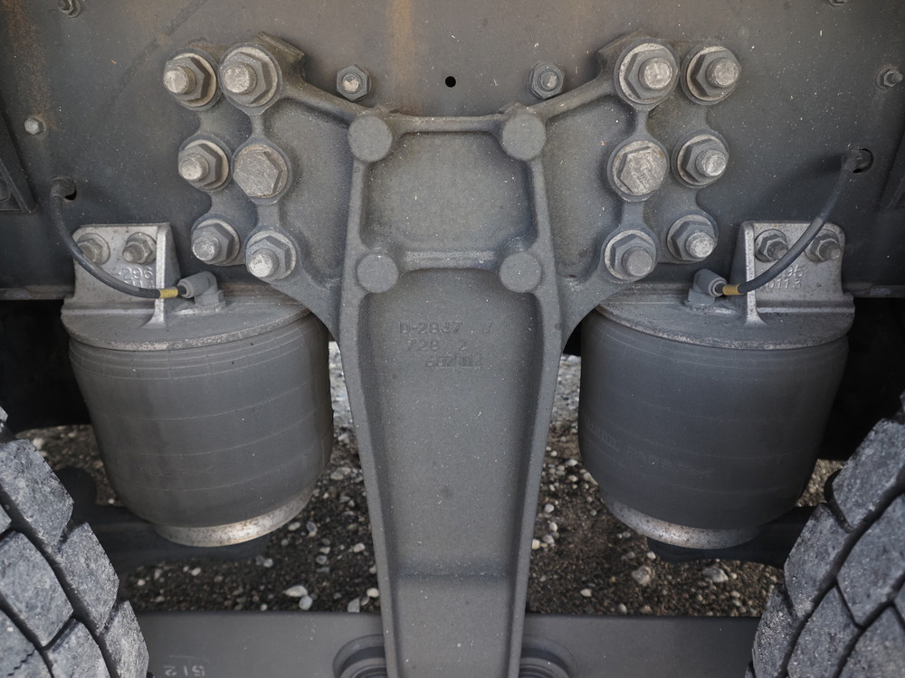 いすゞ ギガ 冷凍バン 大型 QPG-CYJ77B 年式 H28[写真32]