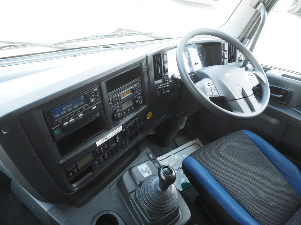 いすゞ ギガ 冷凍バン 大型 QPG-CYJ77B 年式 H28[写真22]