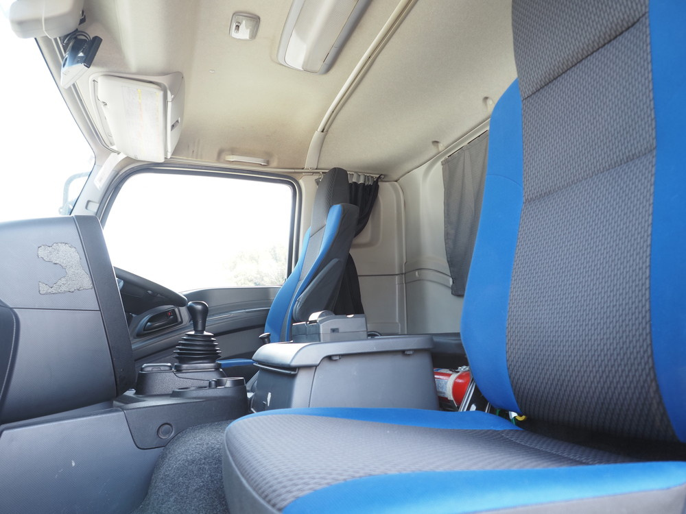 いすゞ ギガ 冷凍バン 大型 QPG-CYJ77B 年式 H28[写真28]