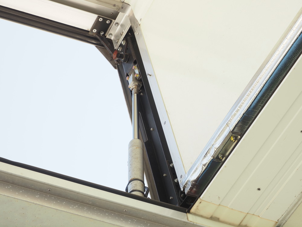 いすゞ ギガ 冷凍ウイング 大型 QKG-CYJ77B 年式 H29[写真13]