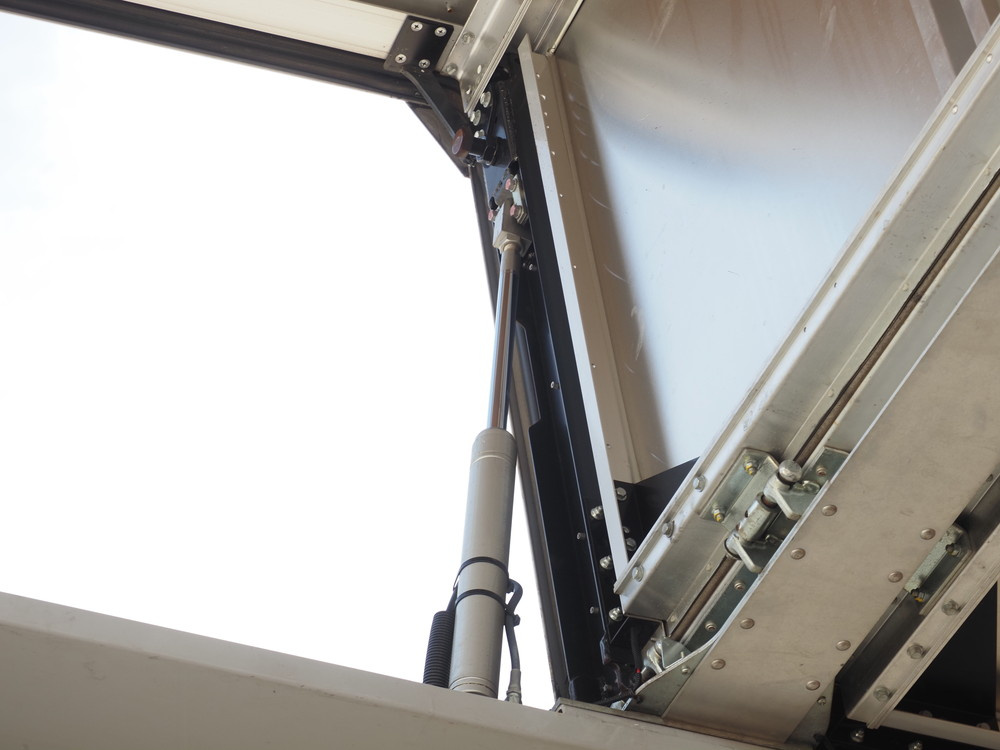 いすゞ ギガ ウイング車 大型 QKG-CYJ77B 年式 H28[写真13]