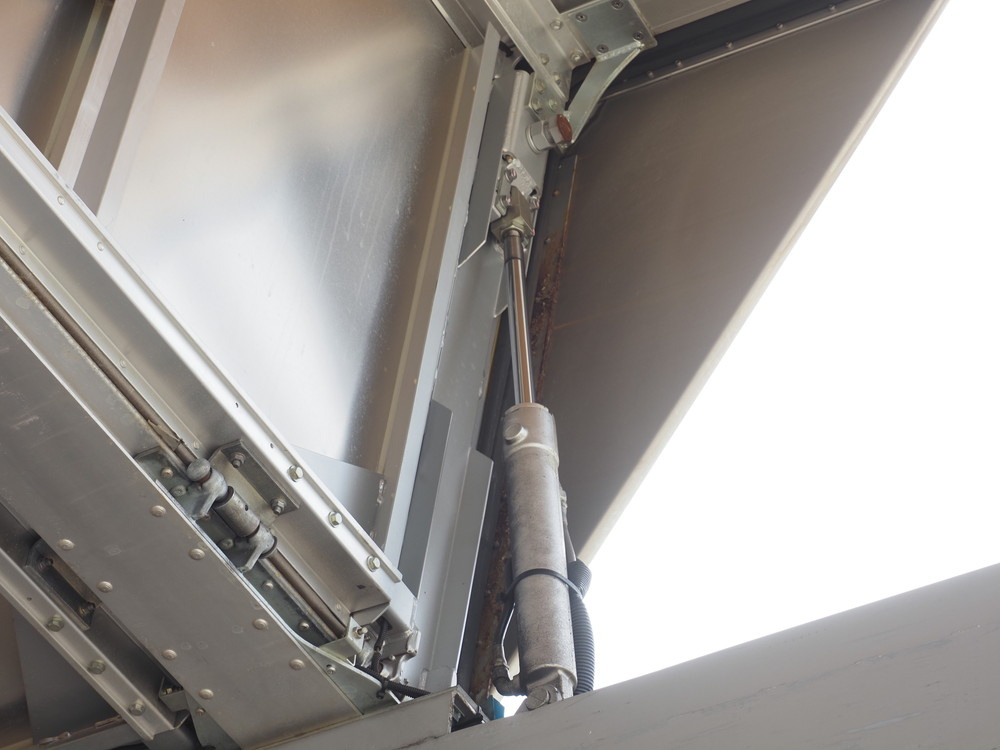 いすゞ ギガ ウイング車 大型 LKG-CYJ77AA 年式 H23[写真09]