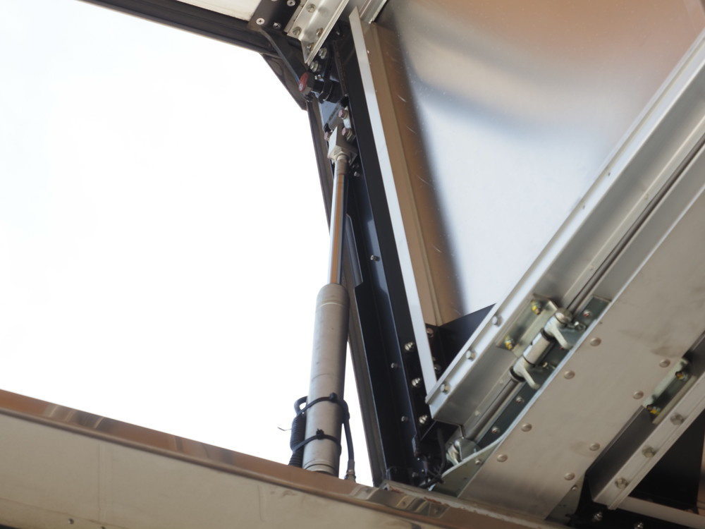 いすゞ ギガ ウイング車 大型 QKG-CYJ77B 年式 H29[写真14]