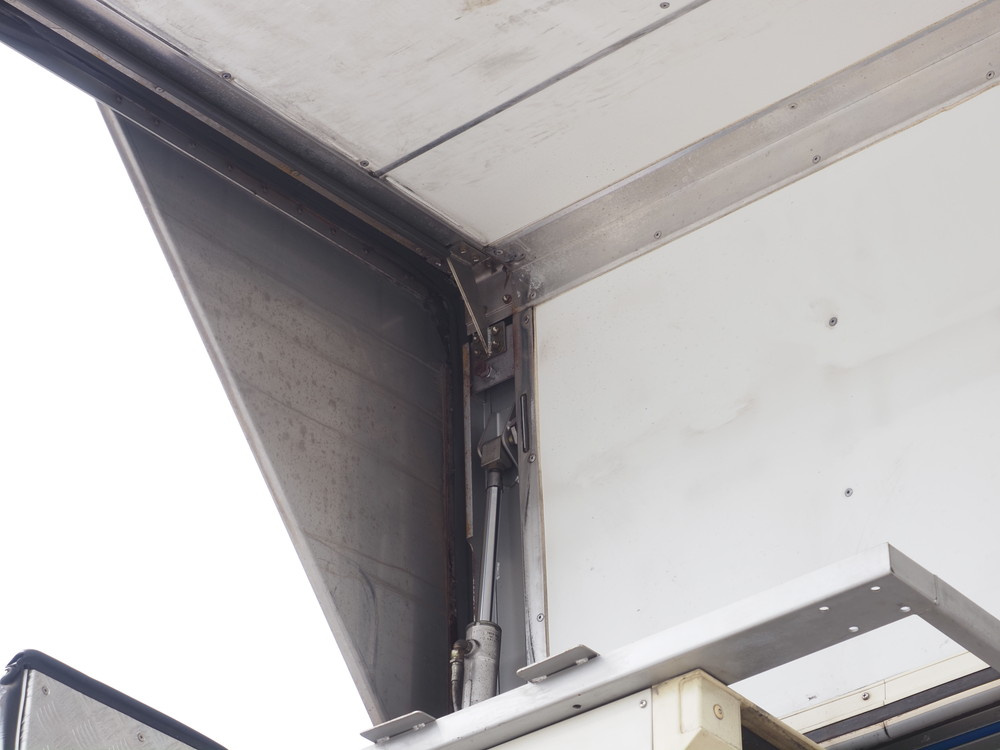 いすゞ フォワード 冷凍ウイング 中型 TKG-FRR90S2 年式 H29[写真11]