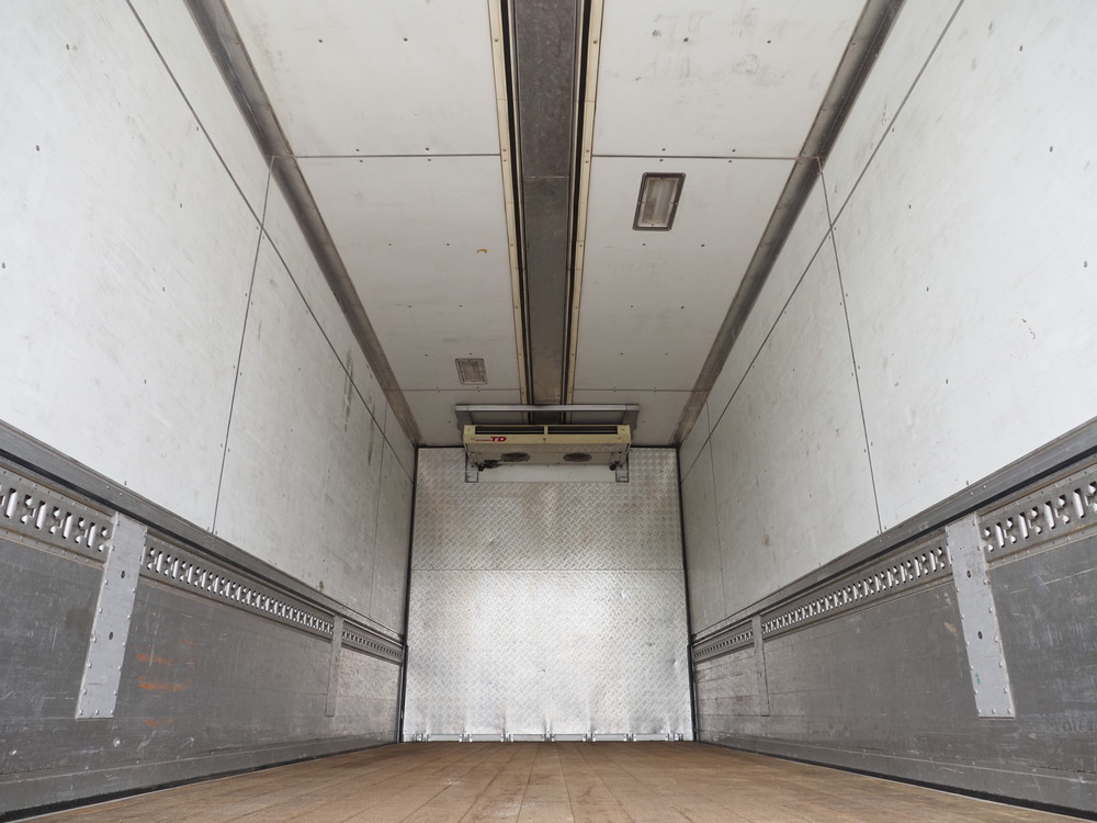 いすゞ フォワード 冷凍ウイング 中型 TKG-FRR90S2 年式 H29[写真18]