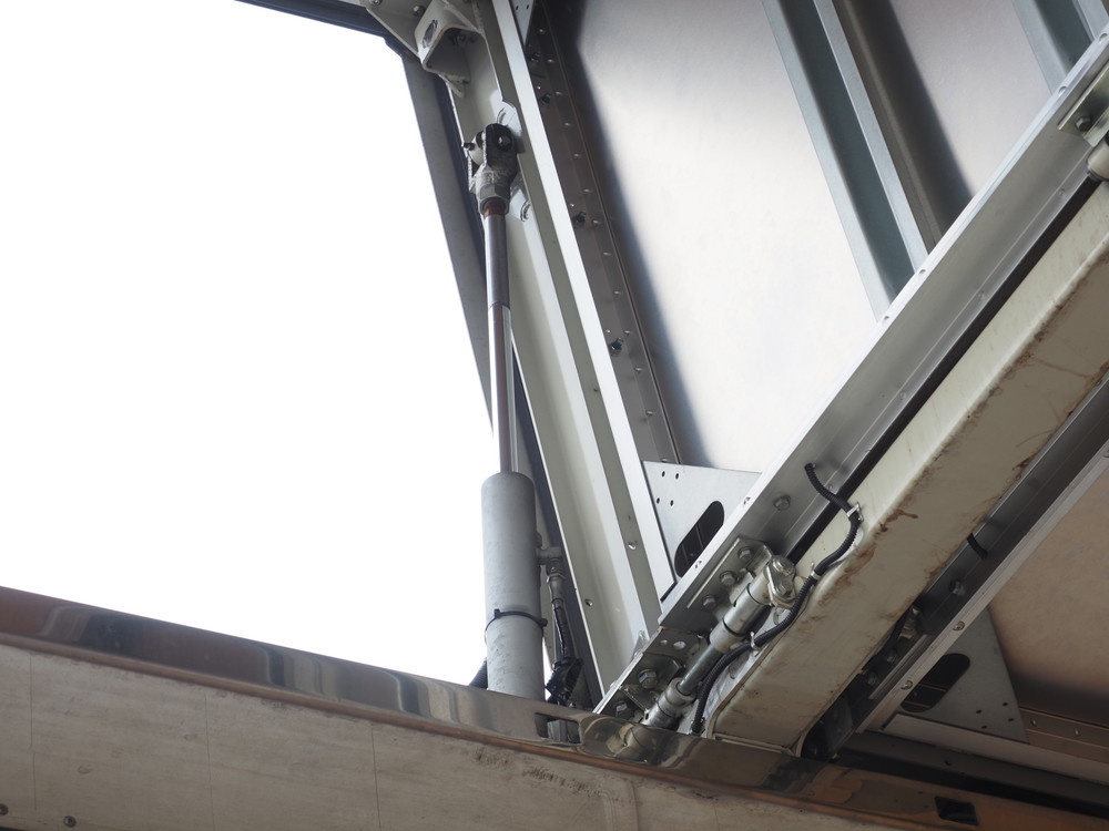 いすゞ ギガ ウイング車 大型 QKG-CYJ77A 年式 H27[写真08]